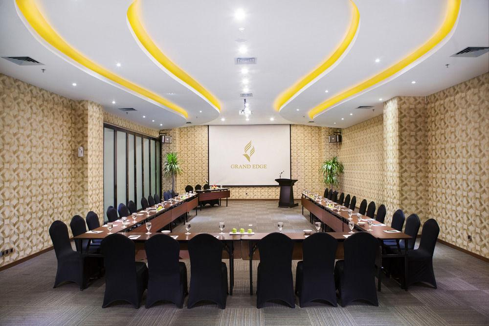 Grand Edge Hotel Semarang Exterior photo