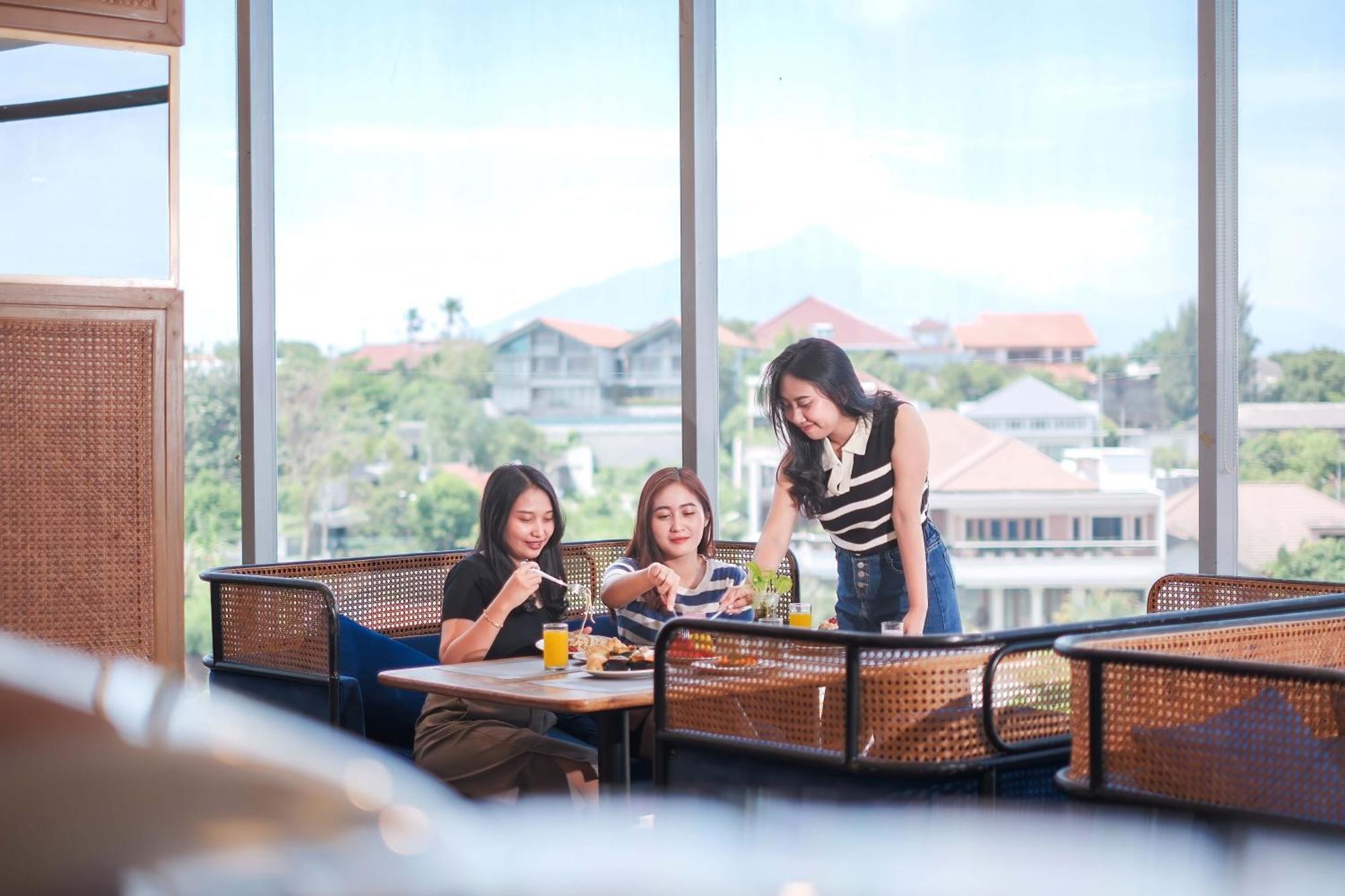 Grand Edge Hotel Semarang Exterior photo