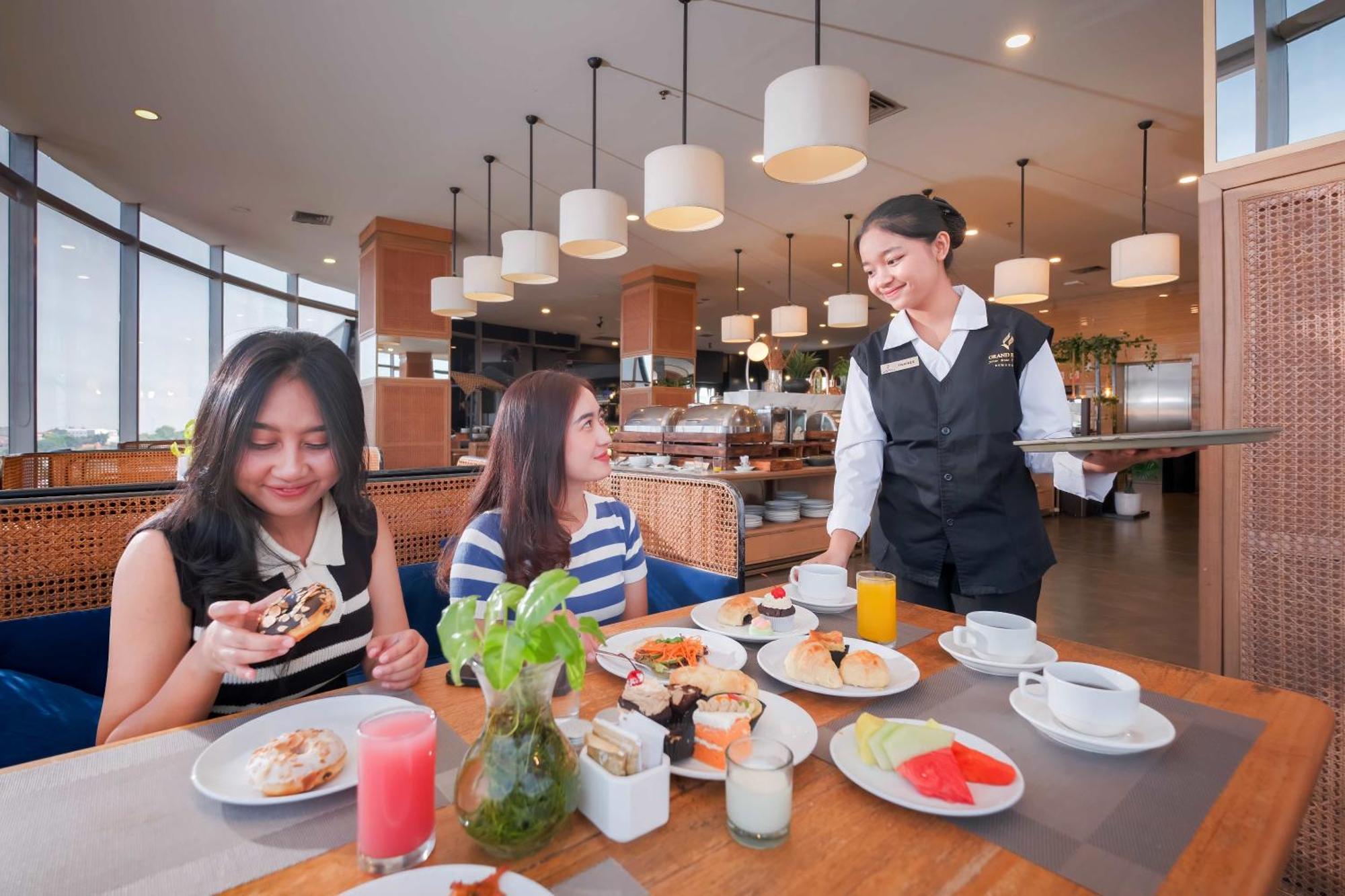Grand Edge Hotel Semarang Exterior photo