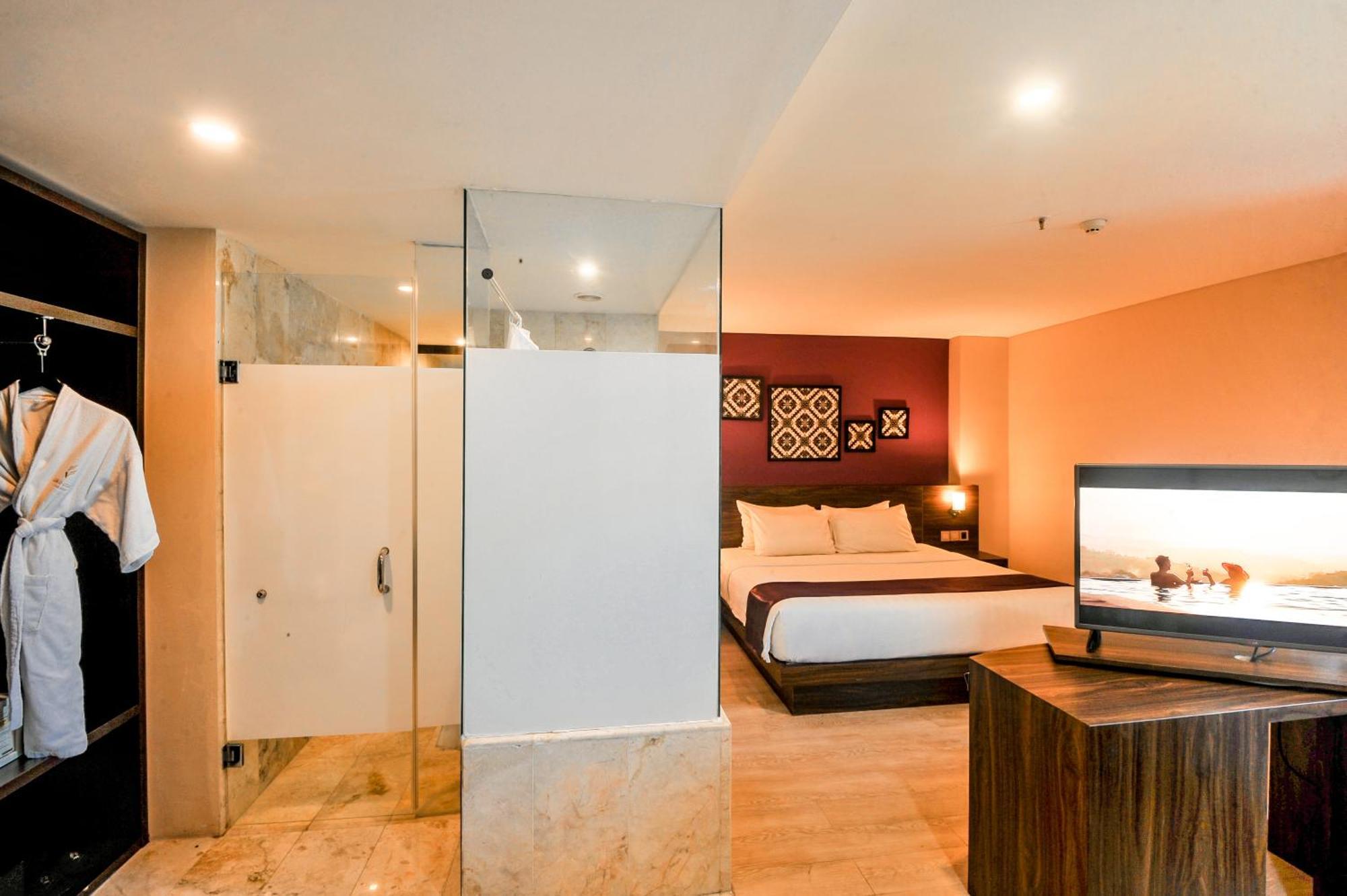Grand Edge Hotel Semarang Exterior photo