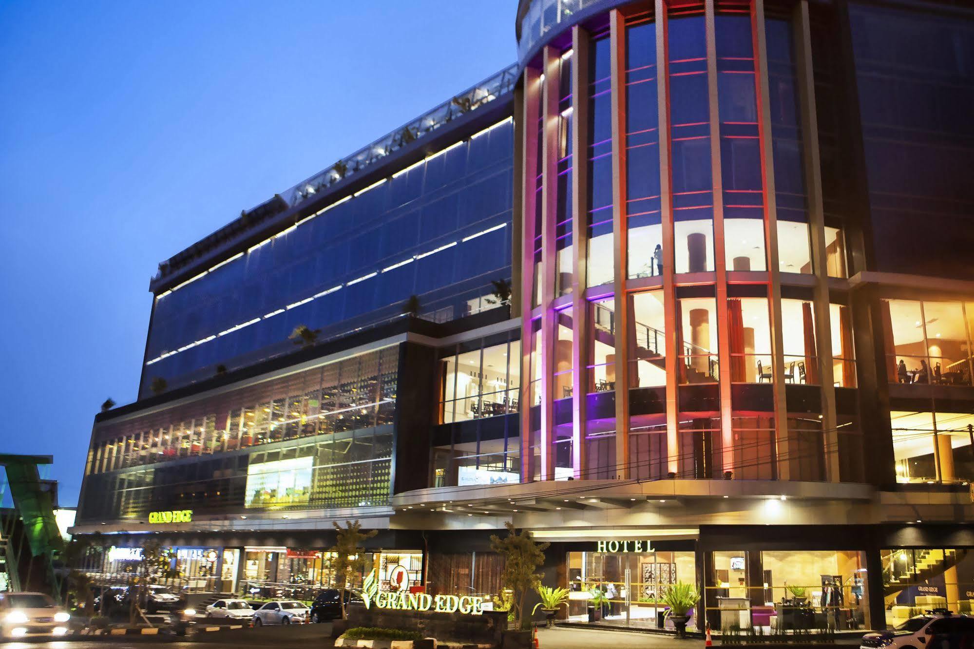 Grand Edge Hotel Semarang Exterior photo