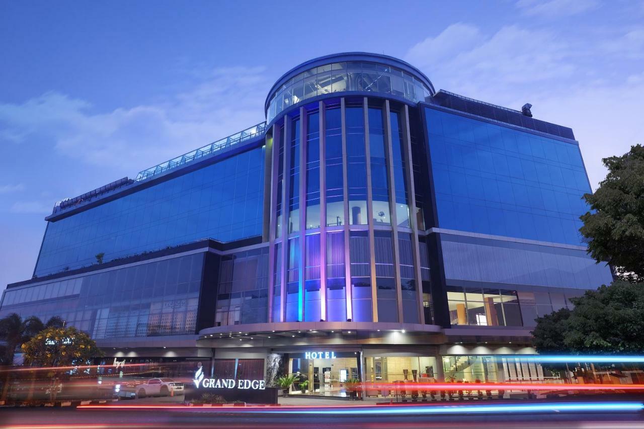 Grand Edge Hotel Semarang Exterior photo