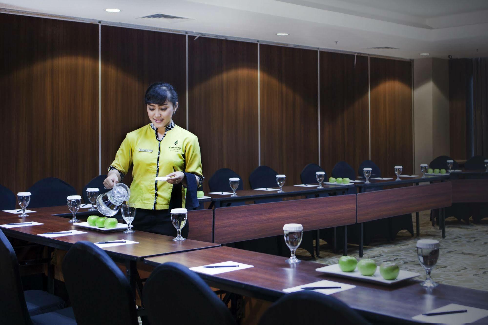 Grand Edge Hotel Semarang Exterior photo